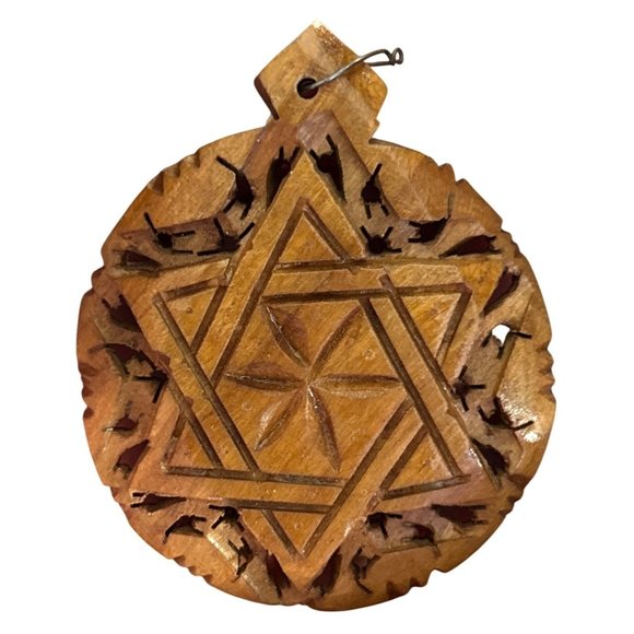Vintage 1970s Star Of David Pendant Hand-Carved Wood Jewish Necklace Charm - Picture 1 of 4